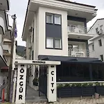 Ξενοδοχείο με διαμερίσματα Ozgur 4*